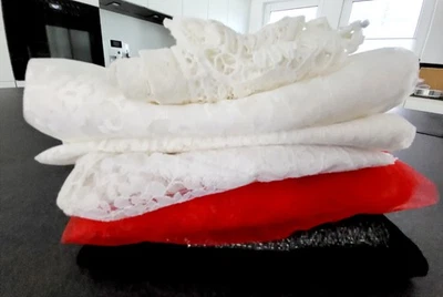 Spitze Stoffreste Weiß Schwarz, Roter Tüll - Bild 1 von 4