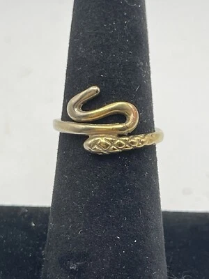 Anillo serpiente enchapado en oro amarillo de 14K talla 5 Foto 1 de 4