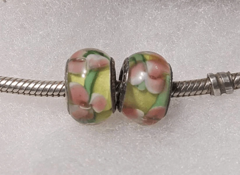 2件套全新潘多拉浅绿色穆拉诺玻璃饰品带粉红色/白色花朵 — 第 1/2 张图片