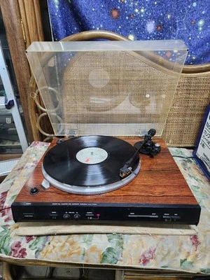 ¡Hermoso artículo raro completamente restaurado! Reproductor de discos totalmente automático Micro TT-2400  Foto 1 de 4