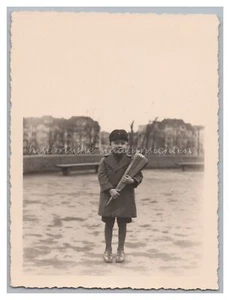 Niño berlinés con bolsa escolar - foto antigua década de 1930 - Imagen 1 de 2
