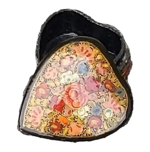 Caja Baratija Floral Oro Lacado Forma Corazón, India 3" x 3 1/8" x 1 1/2" h. - Imagen 1 de 6