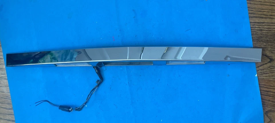 Cadillac CTS 2008-2010 moldura de maletero cromada OEM 20855428 27 Foto 1 de 4