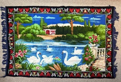 Alfombra textil colgante de pared vintage arte de pared cisnes en un lago flecos de tela ornamentados Foto 1 de 4