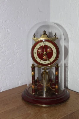 Schöne alte Drehpendeluhr Jahresuhr mechanisch mit Glasdom - Bild 1 von 4