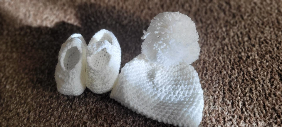 Conjunto de sombrero y bota de bebé tejido hecho a mano en blanco suave conjunto de regalo para recién nacido nuevo Foto 1 de 1