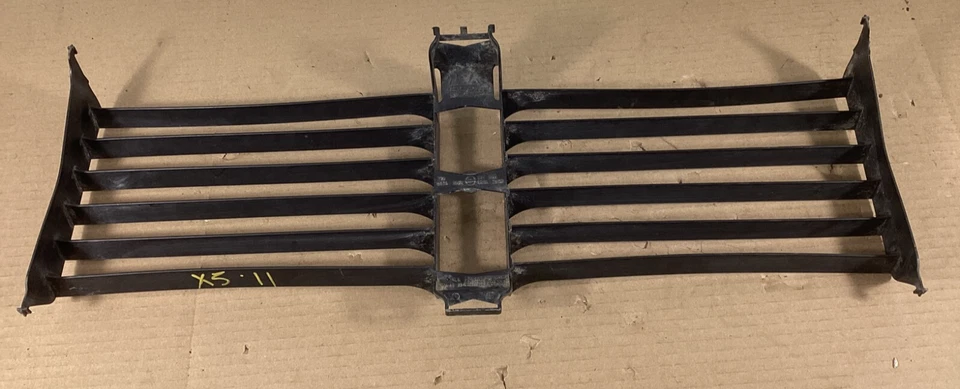 Cubierta del parachoques delantero BMW X5 2007-2013 parrilla inferior central 666643482; 66663483 OEM. Foto 1 de 4