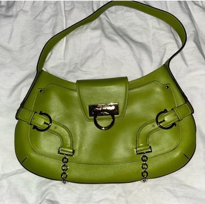 Bolsa de ombro feminina Salvatore Ferragamo couro verde, ferragem corrente tom dourado - Imagem 1 de 4