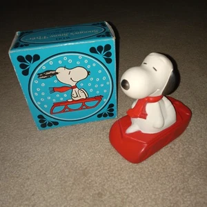 Vintage Avon Peanuts Snoopy's Snow Flyer Schlitten Schaumbad Snoopy Figur voll - Bild 1 von 5