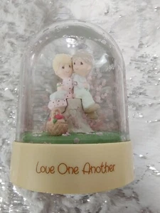 Vintage PRECIOUS MOMENTS LOVE ONE ANOTHER Flower Dome 1983 - Picture 1 of 11