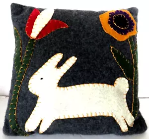 Almohada de arte popular cosida a mano lana gris fieltro apliques conejito conejo flores 13" - Imagen 1 de 6