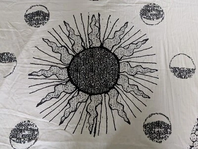 Urban Outfitters sol luna tapiz colgante de pared negro crema astrología celestial Foto 1 de 4