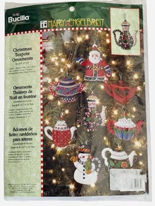 Bucilla Mary Engelbreit Navidad Teteras Adornos Kit Fieltro y Lentejuelas NUEVO - Imagen 1 de 4