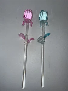 Vintage Paar 2 farbige Kunstglasrosen mit Blättern langer Stiel rosa & blau 7,5" L OVP - Bild 1 von 8