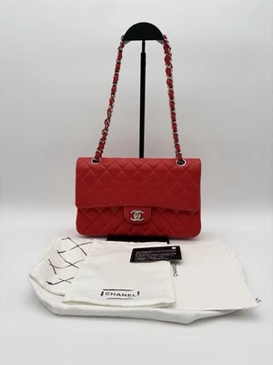 Bolso Chanel Clásico Doble Solapa Mediano Rojo Acolchado Piel de Cordero Tono Plateado Herrajes Foto 1 de 4