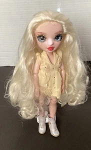 Muñeca de moda amarilla Rainbow High Delilah Fields Buttercup - Imagen 1 de 4
