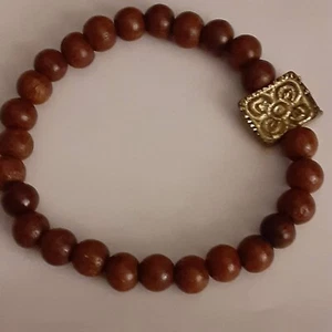 Pulsera elástica con cuentas de madera marrón natural tono dorado encanto - Imagen 1 de 2