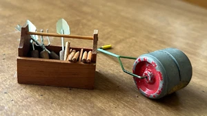 CASA DELLE BAMBOLE IN MINIATURA OGGETTI ATTREZZI DA GIARDINO - ALCUNI VINTAGE - RULLO PRATO - CADDY - Foto 1 di 9