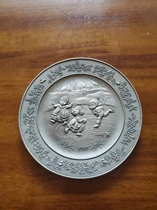 HALLMARK LITTLE GALLERY PEWTER--MARY HAMILTON CHRISTMAS PLATE 1987 - Picture 1 of 2