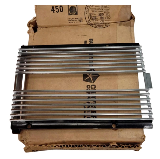 Chrysler Newport 1968 puerta trasera izquierda bisel cubierta embellecedor 2853463 nuevo en stock Foto 1 de 4