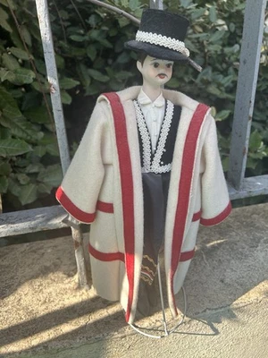 Poupée, tête porcelaine habits folkloriques - Photo 1/4