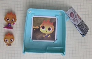 Ember Lumen Jung und Alt mit Karte und Kameratasche Disney Doorables 13   - Bild 1 von 3