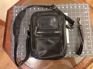 Tumi Organizer a tracolla in pelle nera 92102D4 - Foto 1 di 10