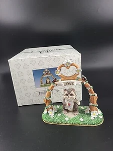 Charming Tales Dean Griff Silvestri "Der Altar der Liebe" Waschbär Figur 82/108 - Bild 1 von 5