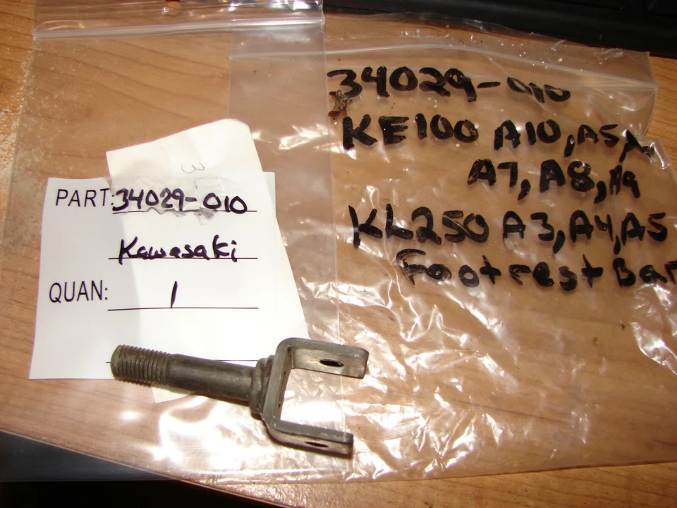 Barra de reposapiés Kawasaki NOS OEM 34029-010 KE KL KE100 KL250 KLR250 1976-84 Foto 1 de 1