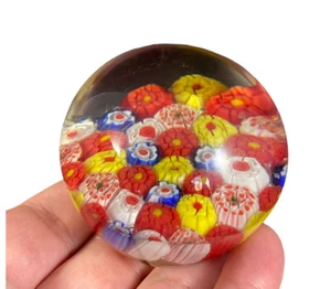 Briefbeschwerer Millefiori rund floral Kunstglas klar rot blau weiß gelb  - Bild 1 von 5