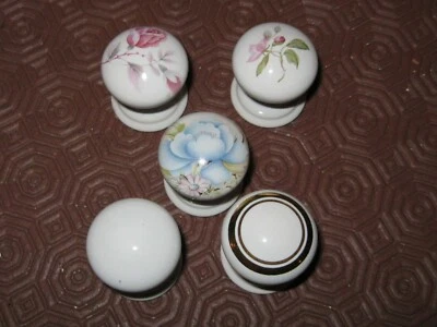 White Patterned Porcelain Cupboard Door Knobs - 30mm dia - Job lot of 5 - Image 1 of 4