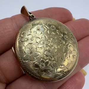 50er Vintage 22kt vergoldet Medaillon Anhänger floral graviert Fotohalter Geschenk - Bild 1 von 10