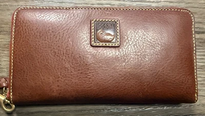 Bolso Dooney & Bourke Cuero Grande Cremallera Alrededor Muñequera Marrón Foto 1 de 4