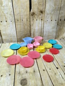 Lote De Colección Platos De Plástico Tazas Platillos Casa De Juego Mini 2" 3" Rosa Amarillo Verde - Imagen 1 de 4