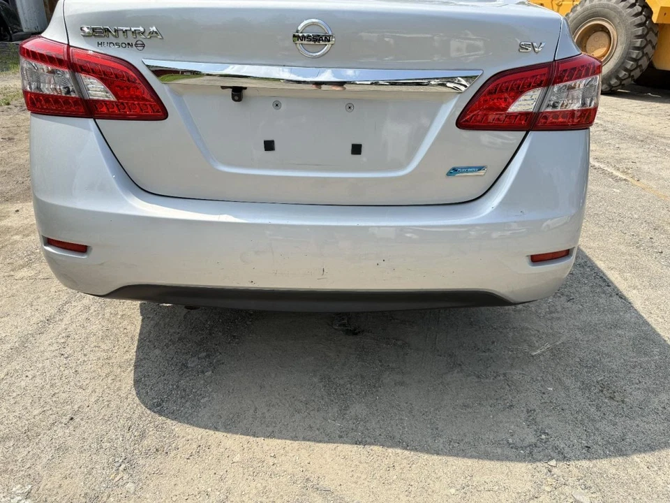 Cubierta de parachoques trasero Nissan Sentra 2013-2015 indicadores de estacionamiento plateados Foto 1 de 4