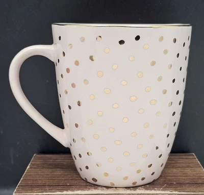 Hermosa taza de café/té cónica de cerámica blanca con puntos dorados en relieve Foto 1 de 4