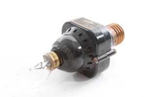 vecchia lampada risparmio trasformatore bachelite ww2 comando oscurante allarme aviatore lampada vintage - Foto 1 di 7