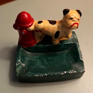 Bandeja de cenizas de metal fundido vintage Bulldog mascota orinando en una boca de incendios arte popular - Imagen 1 de 8