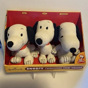 Juego de Peluche Snoopy Through The Years Peanuts Hallmark Edición Coleccionista - Imagen 1 de 9