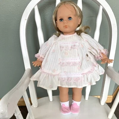 "Muñeca Max Zapf vintage de los años 80 cabello rubio ojos azules rosa vestido floral y zapatos" Foto 1 de 4