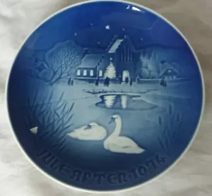 BING & GRONDAHL 1974 CHRISTMAS IN THE VILLAGE PLATE - BIRDS SWANS - Picture 1 of 4