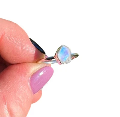 Anillo de piedra lunar arco iris crudo, anillo de plata de ley 925, joyería de piedras preciosas hecha a mano Foto 1 de 4