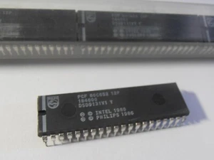 PCF80C652 12P  Romless 8bit MCU  DIP40 PHILIPS - Picture 1 of 1