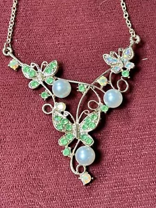 COLLANA BETSEY JOHNSON VERDE, CRISTALLO E PERLA FIORE A GRAPPOLO 20" - Foto 1 di 6