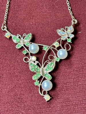 COLLAR BETSEY JOHNSON RACIMO DE FLORES VERDE, CRISTAL Y PERLA 20" Foto 1 de 4