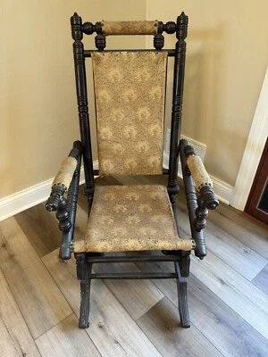 Mecedora antigua con plataforma de husillo, diseño de punta de aguja. Foto 1 de 4