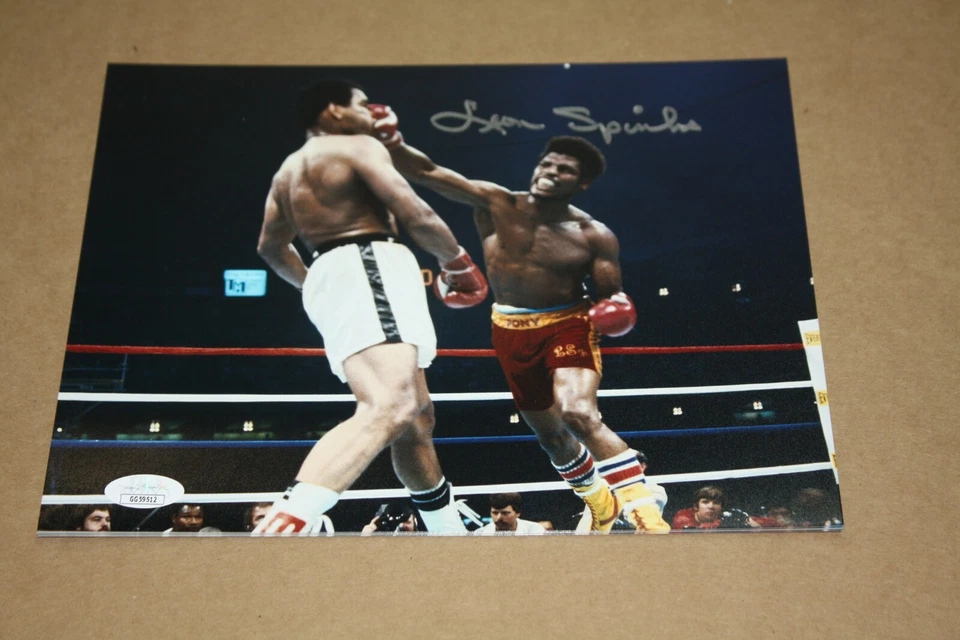 LEON SPINKS SIGNED 8X10 PHOTO VS ALI! 1978 CHAMP & OLYMPIC GOLD WINNER POSE JSA - Image 1 of 1