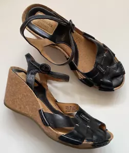 Sandali artigianali Clarks in pelle zeppa sughero neri cinturino alla caviglia taglia 8M US - Foto 1 di 6