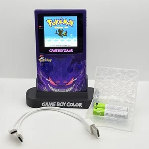 NINTENDO GAME BOY COLOR - IPS V3 - POKEMON GENGAR + STAND + 2 BATTERIE USB-c - Foto 1 di 8