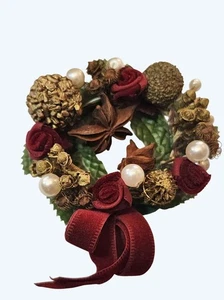 Vintage Avon Potpourri Wreath Pin 1997 Velvet Ribbon & Faux Pearls w Box - Picture 1 of 3